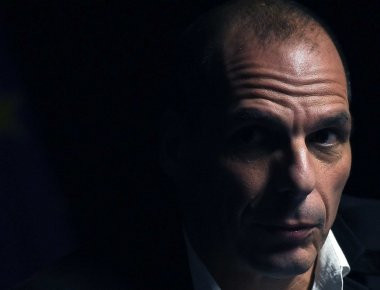 Γιάνης Βαρουφάκης κατά ΝΔ, ΠΑΣΟΚ και Ποταμιού: «Ο λαός δεν υποκλίνεται στους ικέτες των κατακτητών»!